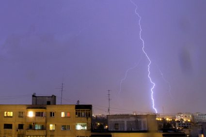 Cod roșu de furtuni în Alba și Maramureș. ANM informează despre ploile torențiale și descărcările electrice.