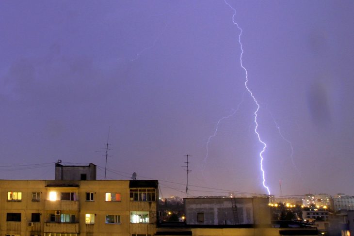 cod rosu de furtuni in alba si maramures anm informeaza despre ploile torentiale si descarcrile electrice