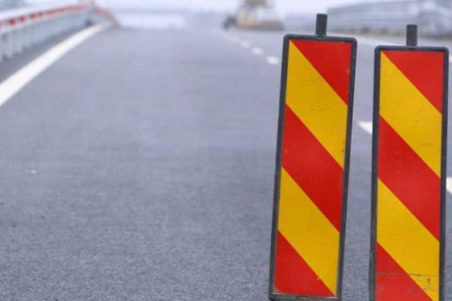 coloane anuntate pe unul dintre cele mai aglomerate drumuri din judetul cluj se executa lucrari la structurile de beton iar traficul se desfasoara pe cate un singur sens