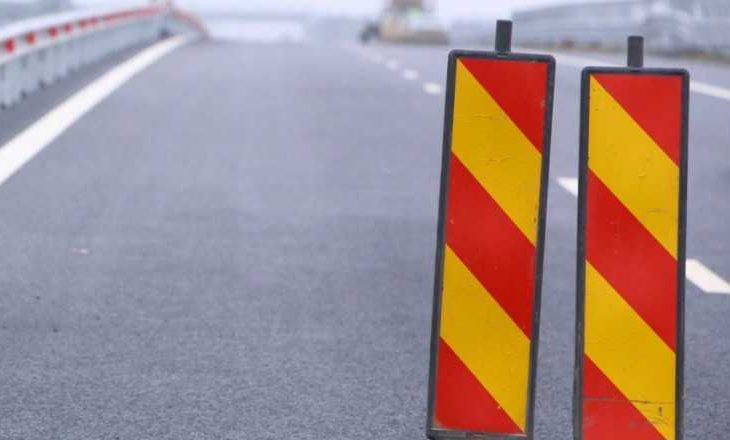 coloane anuntate pe unul dintre cele mai aglomerate drumuri din judetul cluj se executa lucrari la structurile de beton iar traficul se desfasoara pe cate un singur sens