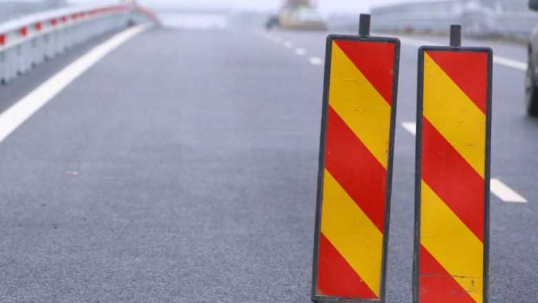 coloane anuntate pe unul dintre cele mai aglomerate drumuri din judetul cluj se executa lucrari la structurile de beton iar traficul se desfasoara pe cate un singur sens