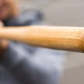 conflict spectaculos pe strazile unei localitati din cluj doi pensionari au atacat un alt barbat cu neoane si bate