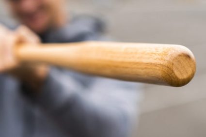 Conflict spectaculos pe străzile unei localități din Cluj: Doi „pensionari” au atacat un alt bărbat cu neoane și bâte.