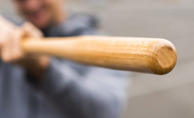 conflict spectaculos pe strazile unei localitati din cluj doi pensionari au atacat un alt barbat cu neoane si bate