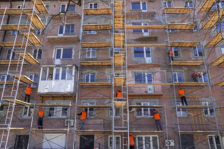 expansiune imobiliara in mariupolul ocupat noi complexe rezidentiale se ridica pe ruinele orasului devastat de rusia