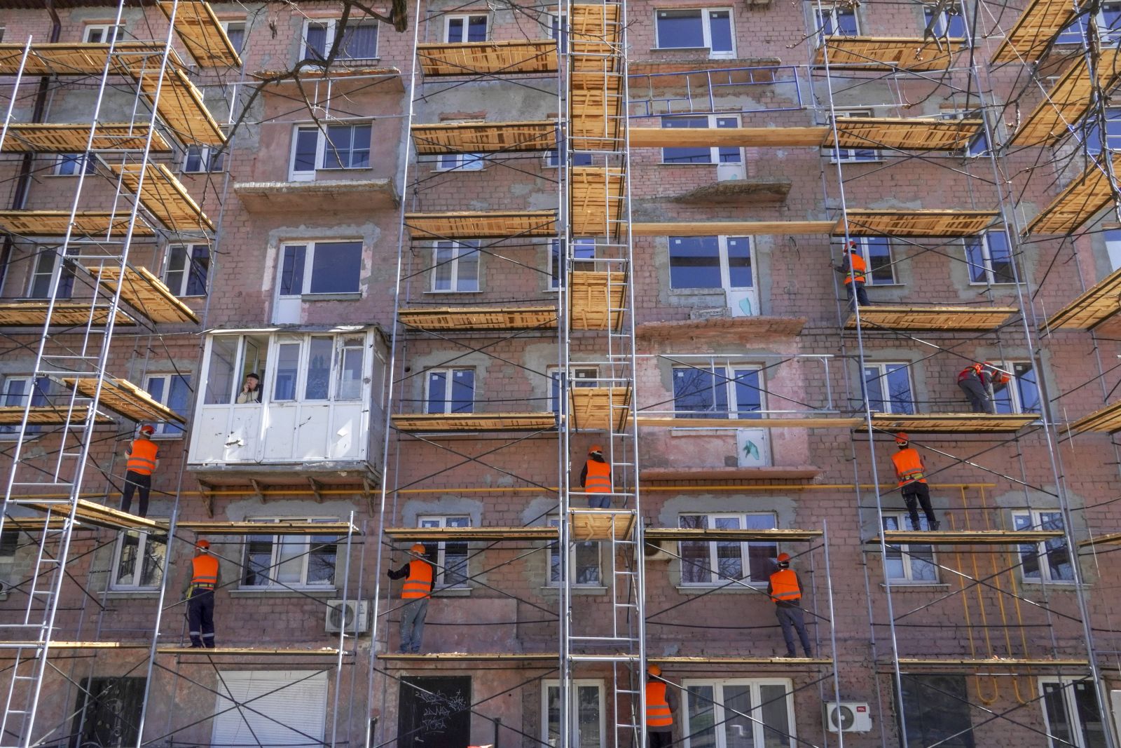 expansiune imobiliara in mariupolul ocupat noi complexe rezidentiale se ridica pe ruinele orasului devastat de rusia