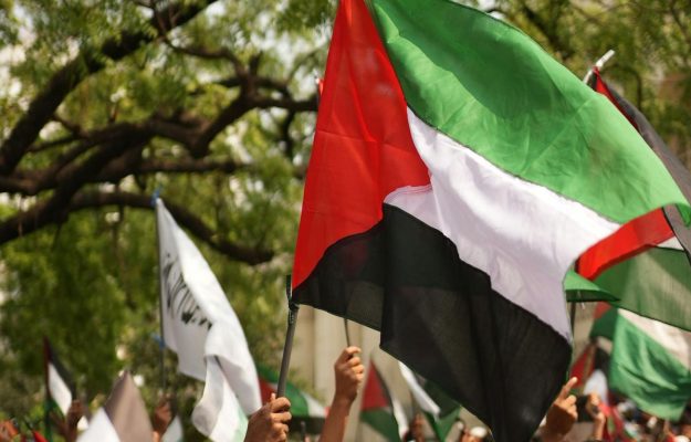 formatia britanica interzisa in singapore dupa ce a expus un steag palestinian in timpul unui concert