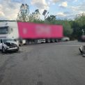 foto accident grav pe un drum din cluj un tir a izbit o masina doua persoane au fost duse de urgenta la spital