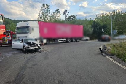 FOTO. Accident grav pe un drum din Cluj! Un TIR a izbit o mașină! Două persoane au fost duse de urgență la spital.