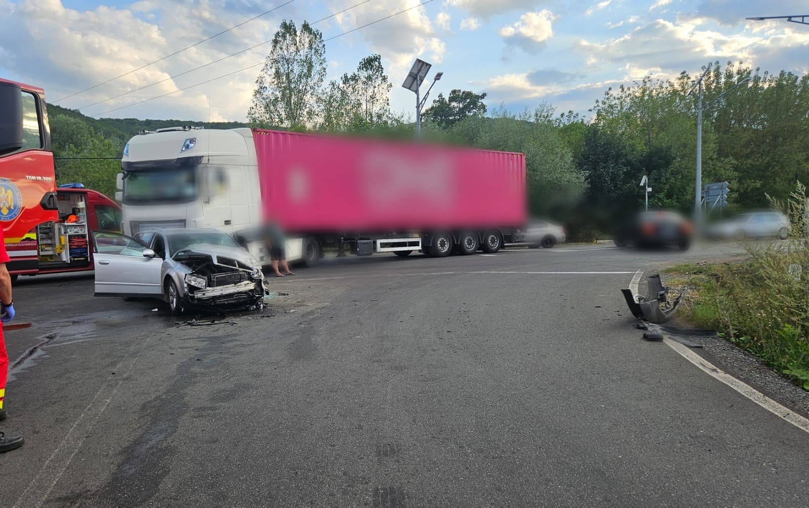 foto accident grav pe un drum din cluj un tir a izbit o masina doua persoane au fost duse de urgenta la spital