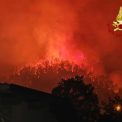 incendiu de mari dimensiuni in apropierea lacului garda peste 200 de turisti au fost evacuati