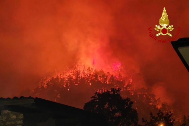 incendiu de mari dimensiuni in apropierea lacului garda peste 200 de turisti au fost evacuati