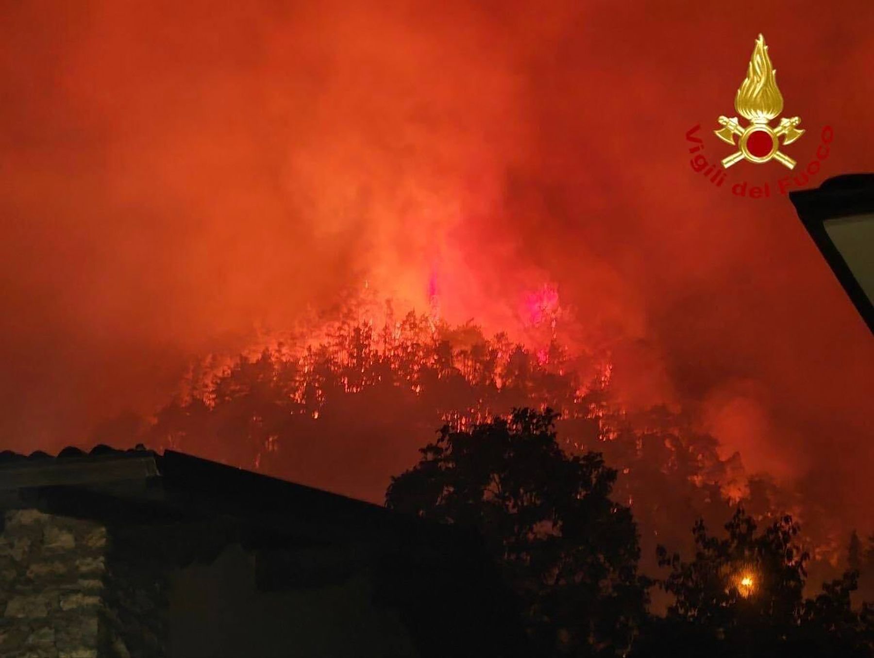 incendiu de mari dimensiuni in apropierea lacului garda peste 200 de turisti au fost evacuati