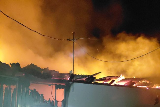 incendiu devastator intr o localitate din cluj o ferma a fost complet distrusa iar doua persoane au avut nevoie de ingrijiri medicale