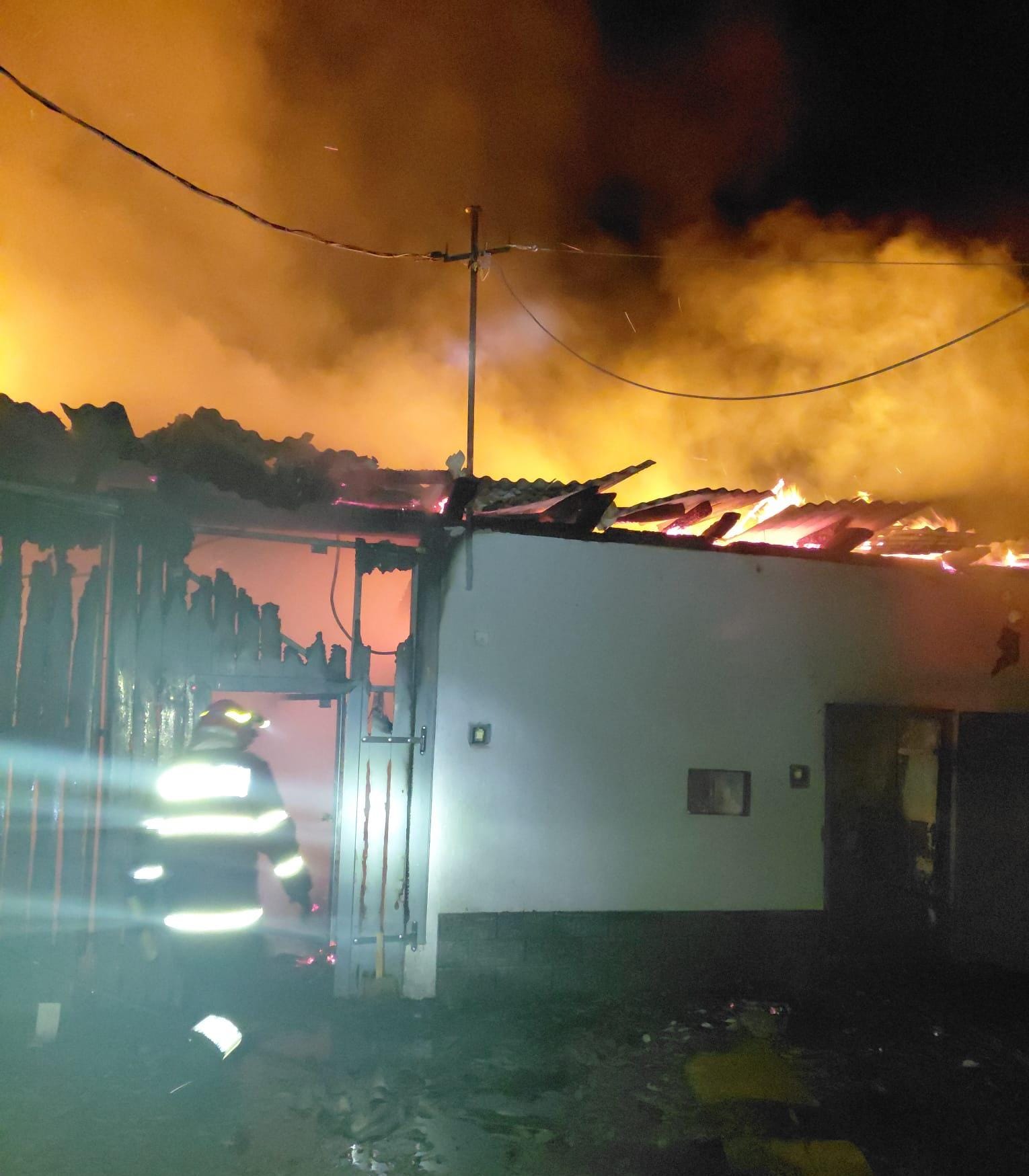 incendiu devastator intr o localitate din cluj o ferma a fost complet distrusa iar doua persoane au avut nevoie de ingrijiri medicale
