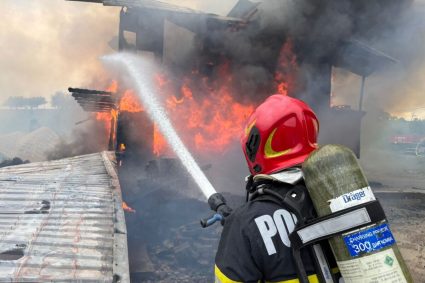 Incendiu la o mănăstire din Cluj: mai multe chilii și anexe cuprinse de flăcări, pompierii din trei județe mobilizați pentru intervenție.