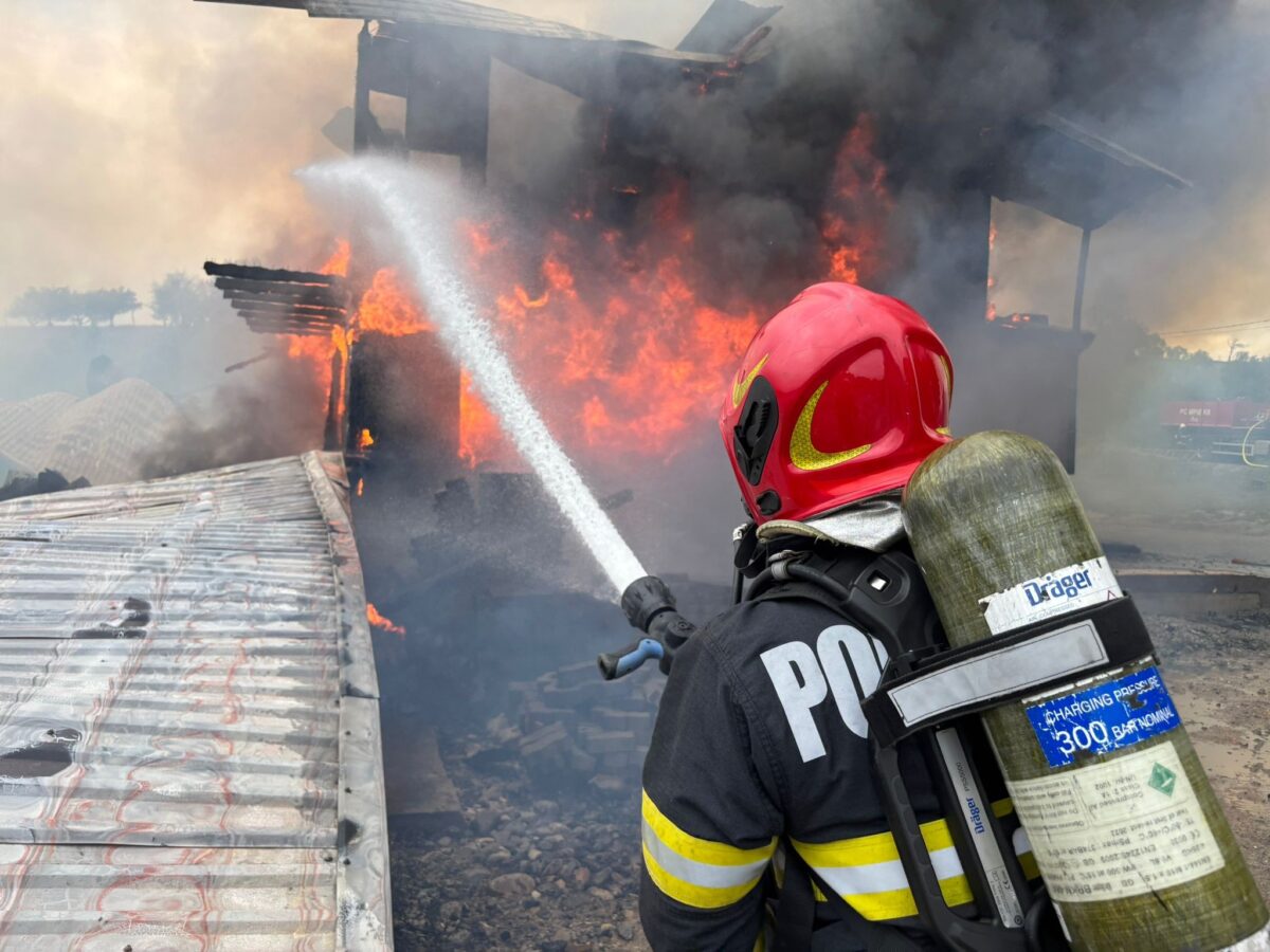 incendiu la o manastire din cluj mai multe chilii si anexe cuprinse de flacari pompierii din trei judete mobilizati pentru interventie