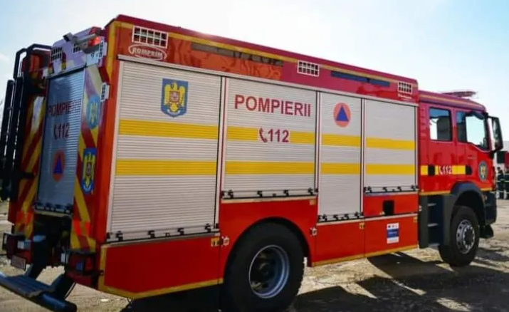interventie de urgenta pe o strada din cluj napoca o sala de fitness a fost evacuata din cauza fumului pompierii intervin la fata locului