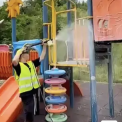 mizerie si haos intr un parc din cluj napoca locul de joaca este plin de murdarie iar in iarba sunt gunoaie