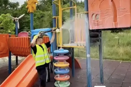 Mizerie și haos într-un parc din Cluj-Napoca: „Locul de joacă este plin de murdărie, iar în iarbă sunt gunoaie”