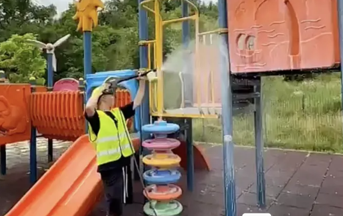 mizerie si haos intr un parc din cluj napoca locul de joaca este plin de murdarie iar in iarba sunt gunoaie