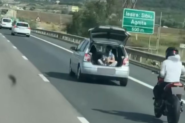 nebunie pe a1 la sibiu un tanar filma din portbagaj iar motociclistul era parte din spectacol