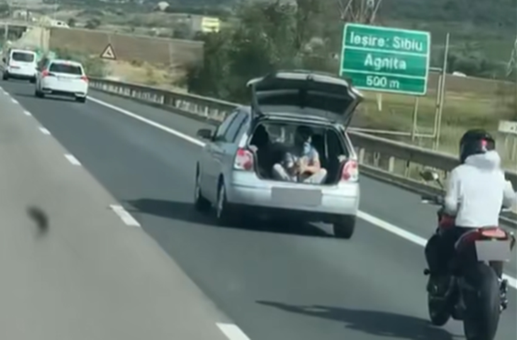 nebunie pe a1 la sibiu un tanar filma din portbagaj iar motociclistul era parte din spectacol