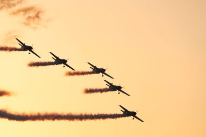 Spectacol aviatic la București: BIAS 2026 aduce avioane de luptă și echipe renumite de acrobație. Peste 200 de participanți la Aeroportul Băneasa.