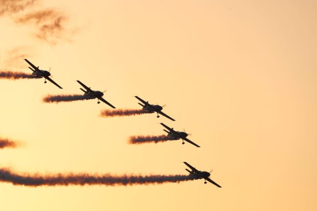 spectacol aviatic la bucuresti bias 2026 aduce avioane de lupta si echipe renumite de acrobatie peste 200 de participanti la aeroportul baneasa