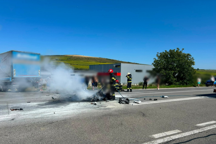 trafic blocat pe ambele sensuri in valcele cluj in urma unui accident grav un motociclist fara semne vitale in curs de resuscitare motocicleta a luat foc