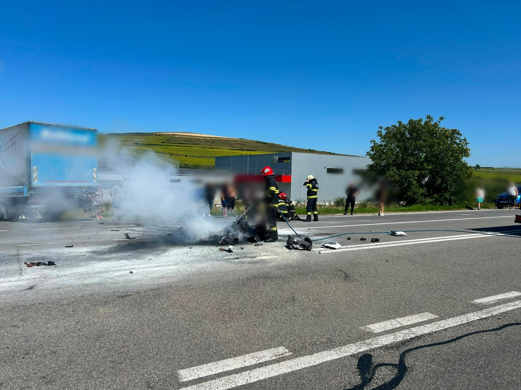 trafic blocat pe ambele sensuri in valcele cluj in urma unui accident grav un motociclist fara semne vitale in curs de resuscitare motocicleta a luat foc