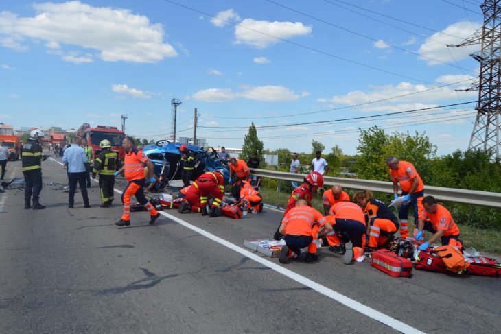 tragedie in judetul braila doi soti si au pierdut viata iar o mama si trei copii au suferit rani