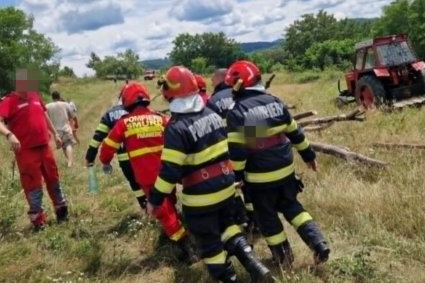 Tragedie: Un bărbat din Cluj a fost prins sub un tractor, iar pompierii intervin de urgență.