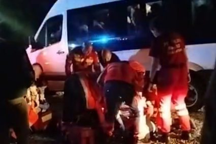 VIDEO. Haos la Mănăstirea Nicula! Pelerinii s-au îmbulzit, în ciuda cererilor pompierilor de a rămâne calmi. „Se îmbulzeau la microbuz”