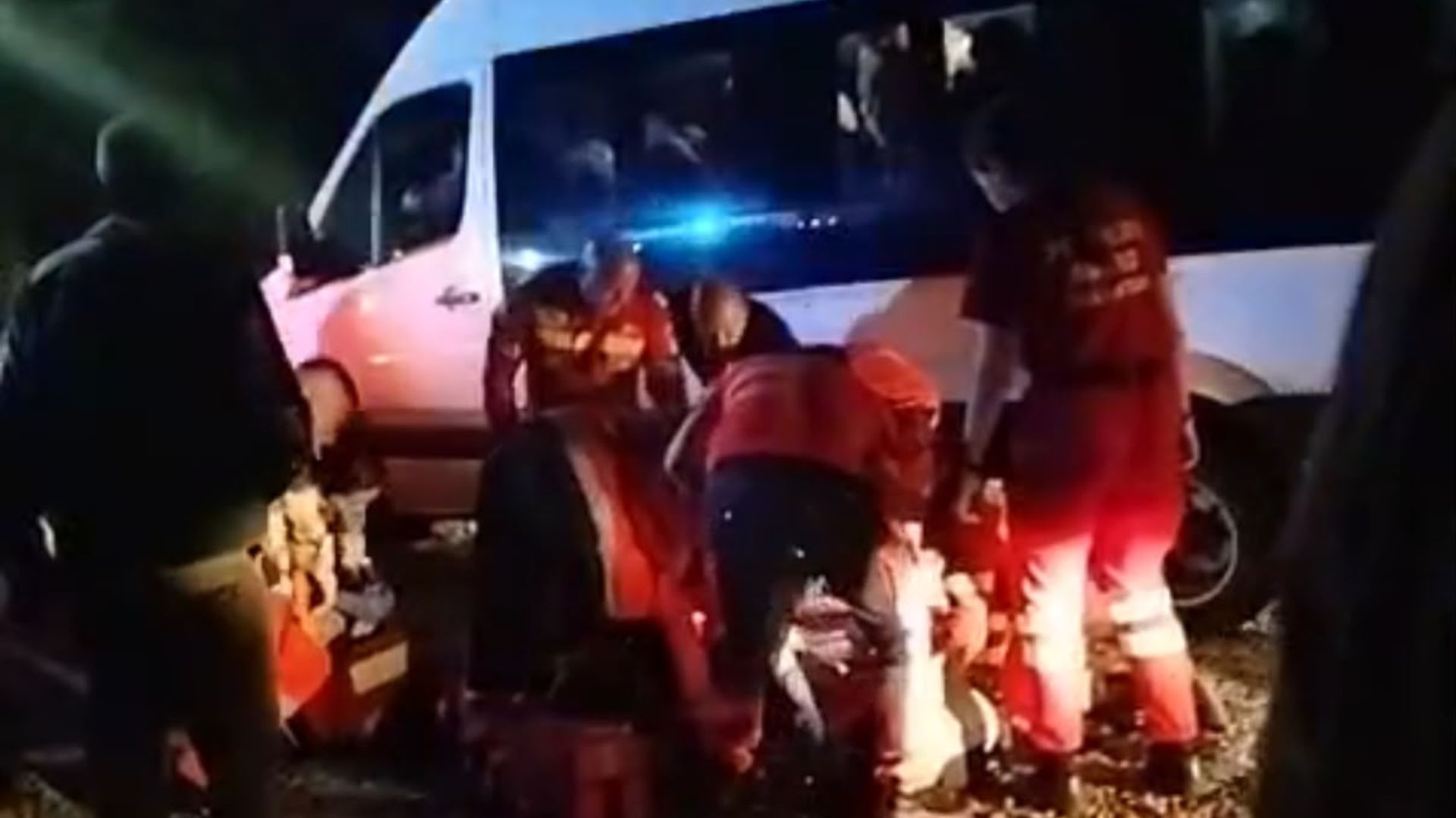 video haos la manastirea nicula pelerinii s au imbulzit in ciuda cererilor pompierilor de a ramane calmi se imbulzeau la microbuz