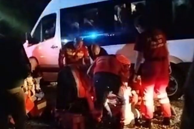 video haos la manastirea nicula pelerinii sau inghesuit in multime ignorand apelurile pompierilor de a mentine calmul si de a nu obstructiona cailor de acces