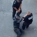 video imagini socante din cluj napoca un barbat este tarit pe asfalt de politistii locali pana la autospeciala ipj a deschis o ancheta penala