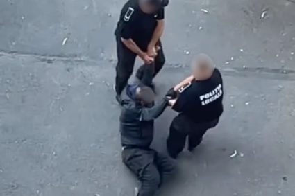 VIDEO. Imagini șocante din Cluj-Napoca: Un bărbat este târât pe asfalt de polițiștii locali până la autospecială. IPJ a deschis o anchetă penală.