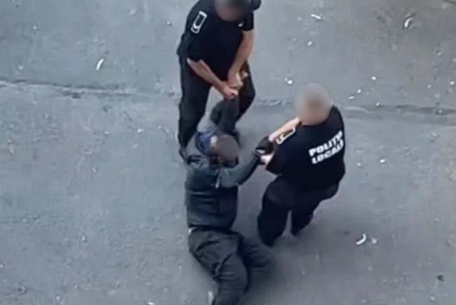 video imagini socante din cluj napoca un barbat este tarit pe asfalt de politistii locali pana la autospeciala ipj a deschis o ancheta penala