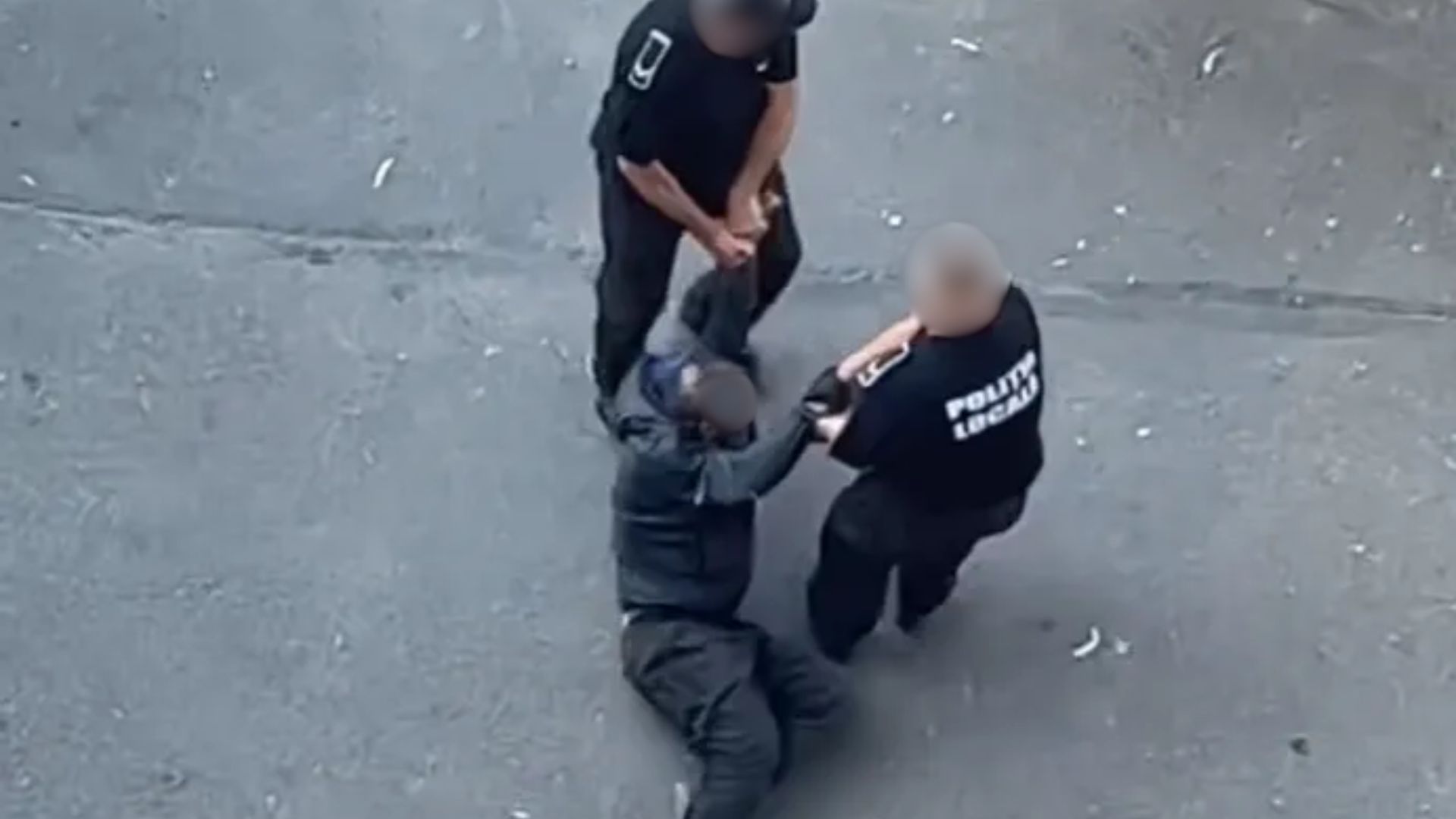 video imagini socante din cluj napoca un barbat este tarit pe asfalt de politistii locali pana la autospeciala ipj a deschis o ancheta penala