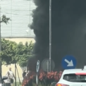 video masina cuprinsa de flacari un fum gros si dens s a ridicat deasupra zonei iar pompierii intervin in acest moment pentru a stinge incendiul devastator