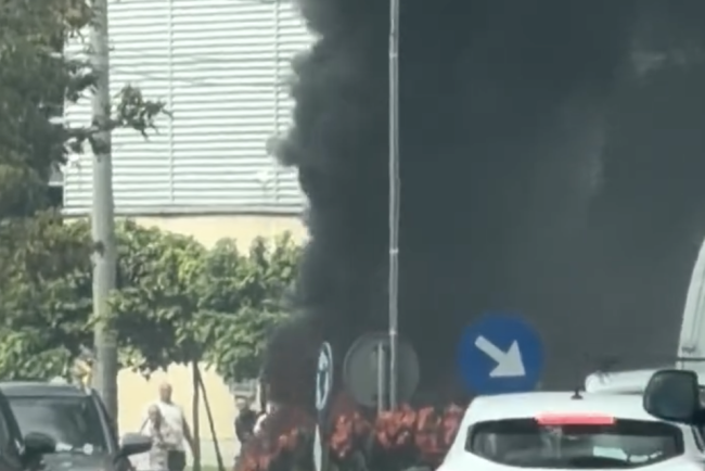 video masina cuprinsa de flacari un fum gros si dens s a ridicat deasupra zonei iar pompierii intervin in acest moment pentru a stinge incendiul devastator