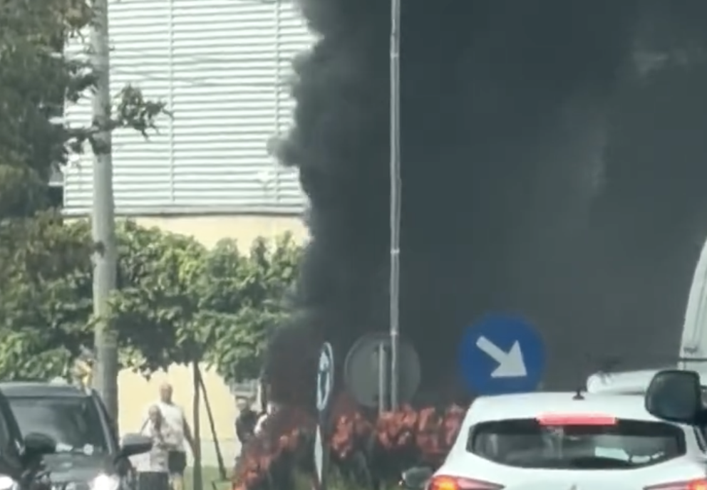 video masina cuprinsa de flacari un fum gros si dens s a ridicat deasupra zonei iar pompierii intervin in acest moment pentru a stinge incendiul devastator