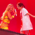 video moment de neuitat pentru o fana zara larsson la untold 2026 artista a invitat o pe scena sa danseze impreuna cu ea si i a facut cadou un tricou semnat
