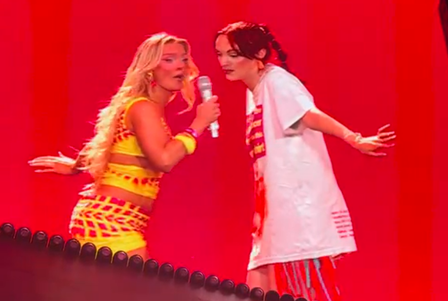 video moment de neuitat pentru o fana zara larsson la untold 2026 artista a invitat o pe scena sa danseze impreuna cu ea si i a facut cadou un tricou semnat