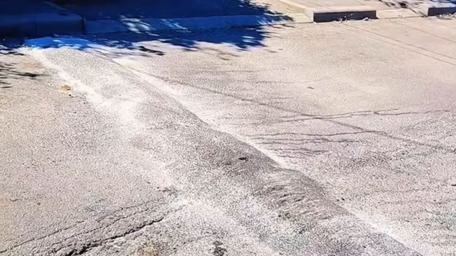 video numai in cluj napoca poti intalni asa ceva un clujean a construit singur un limitator de viteza pe strada asa din initiativa proprie