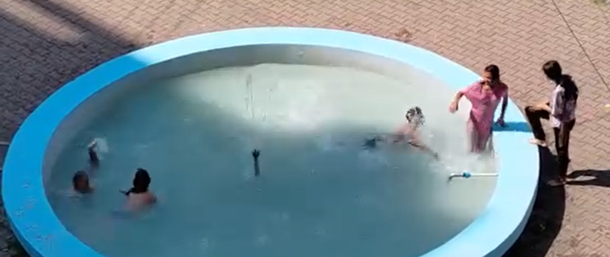 video o fantana arteziana din cluj napoca a devenit parc acvatic copiii sau distrat de minune intr o zi calduroasa