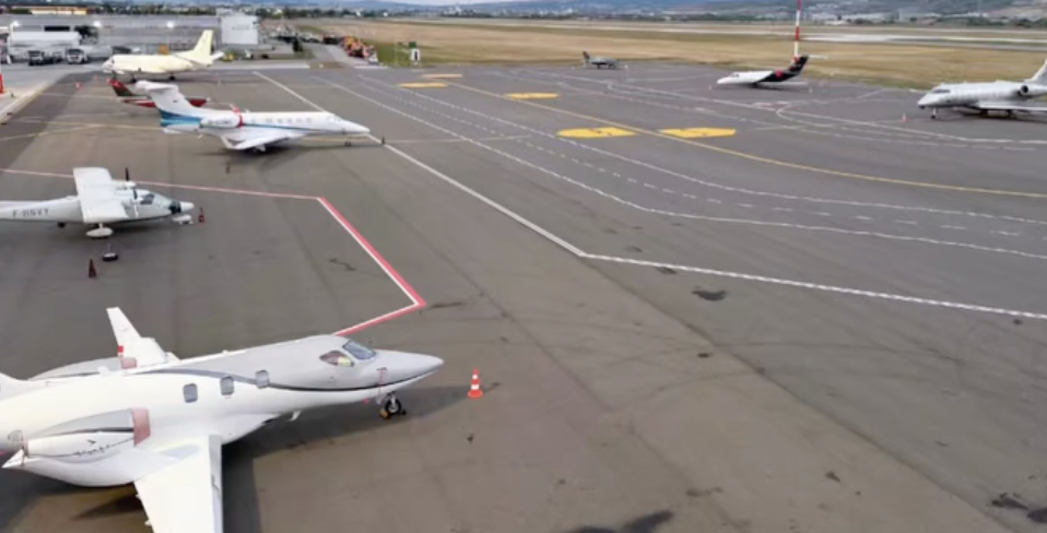 video record istoric la aeroportul din cluj 23 de avioane parcate simultam in noaptea de 8 spre 9 august informatii complete despre cluj