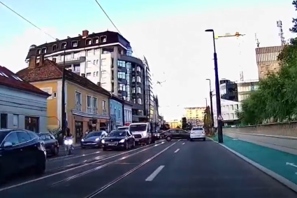 VIDEO. S-au „sărutat” în centrul Clujului, după ce un șofer obosit din cauza traficului de la UNTOLD a făcut o manevră „românească” pe linia de tramvai: Așa NU!