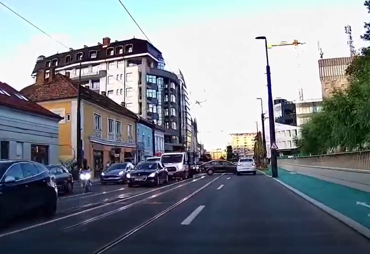 video sau sarutat in centrul clujului dupa ce un sofer obosit din cauza traficului de la untold a facut o manevra romaneasca pe linia de tramvai asa nu